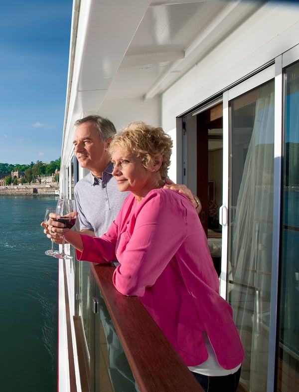 Viking_Couple_StateroomVeranda_Wine
